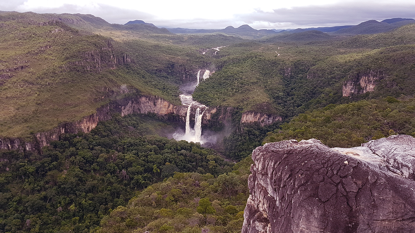 Zoom nas cachoeiras dos saltos de 120 e 80 metros do parque nacional da Chapada dos Veadeiros vista na parte mais alta do Mirante da Janela