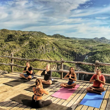 Aula de yoga personal no mirante da janela